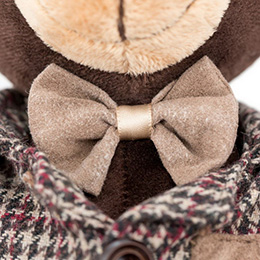 Plyšový medvedík Choco v kabátiku a nohaviciach