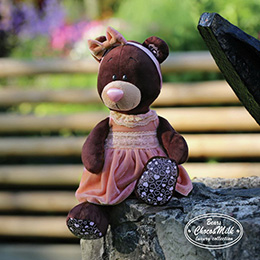 Plyšový medvedík Milk - ružové šaty, sediaci