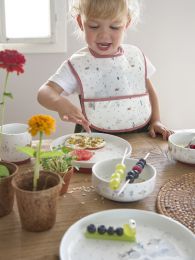 Porcelánový tanier pre deti Garden Explorer girls